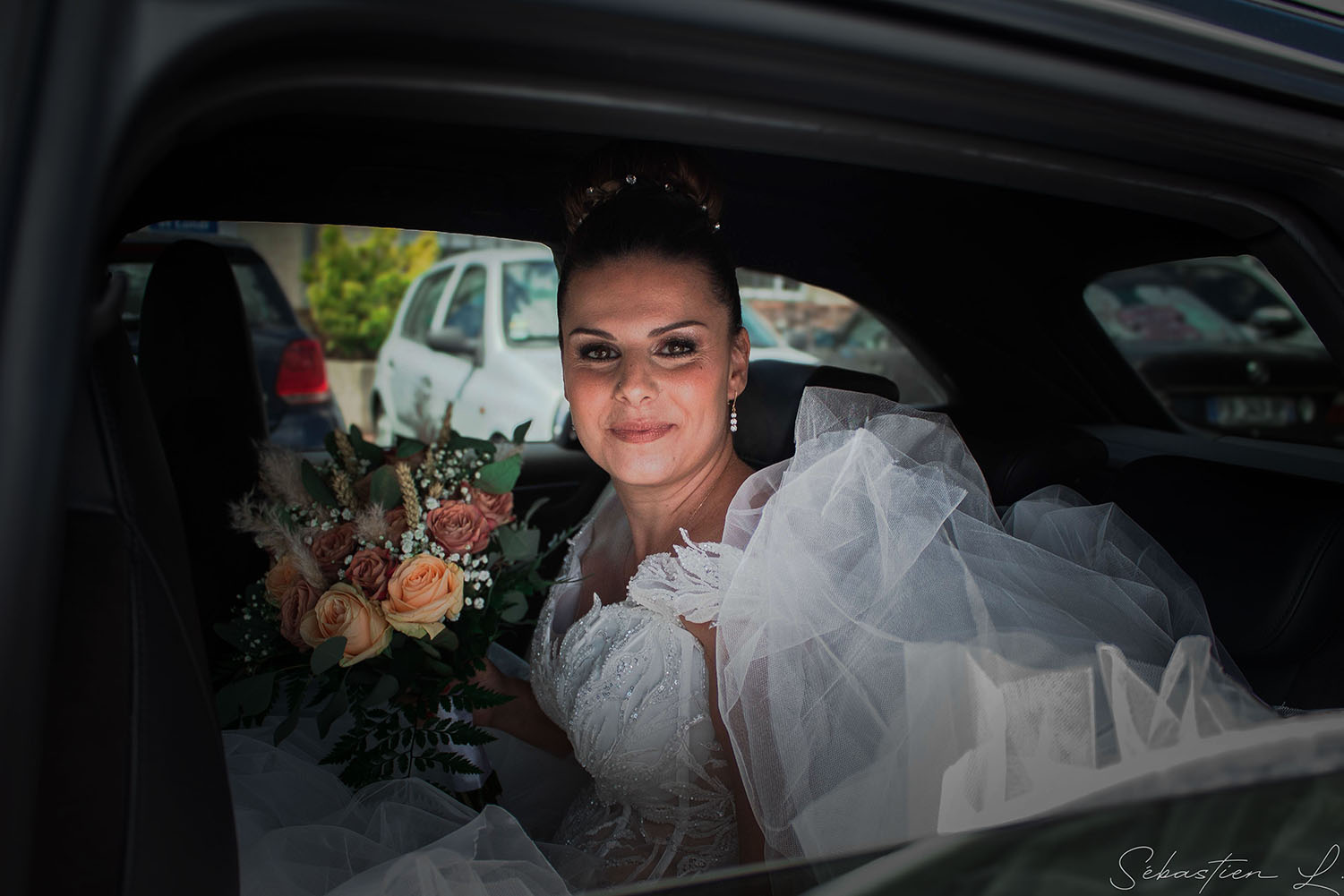 Mariée dans sa voiture de mariage Mariée dans sa voiture de mariage